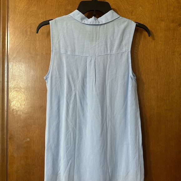 H&M Women’s Sleeveless Button Blouse - Picture 4 of 9